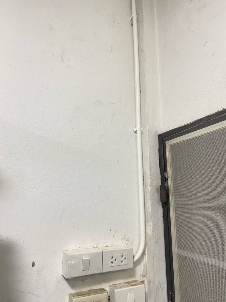 งานเดินท่อร้อยสายติดตั้งปลั๊กไฟ