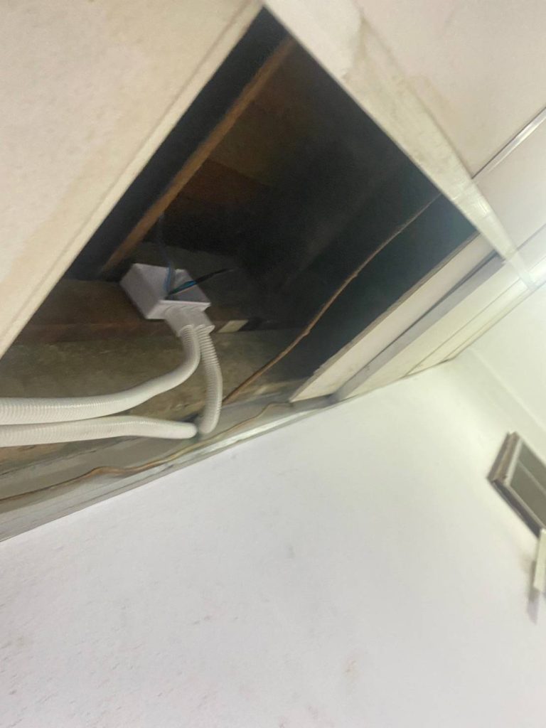 เดินท่อร้อยสายและกล่องพักสายบนฝ้า