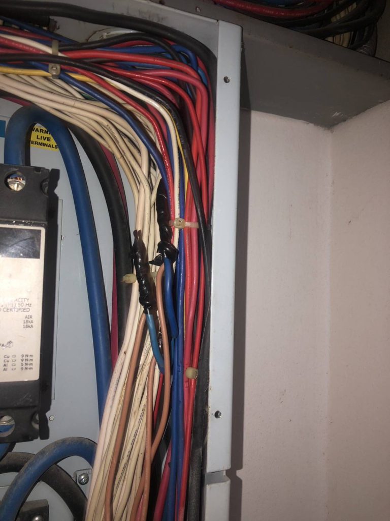 สายไฟในตู้โหลดที่มีการต่อสาย