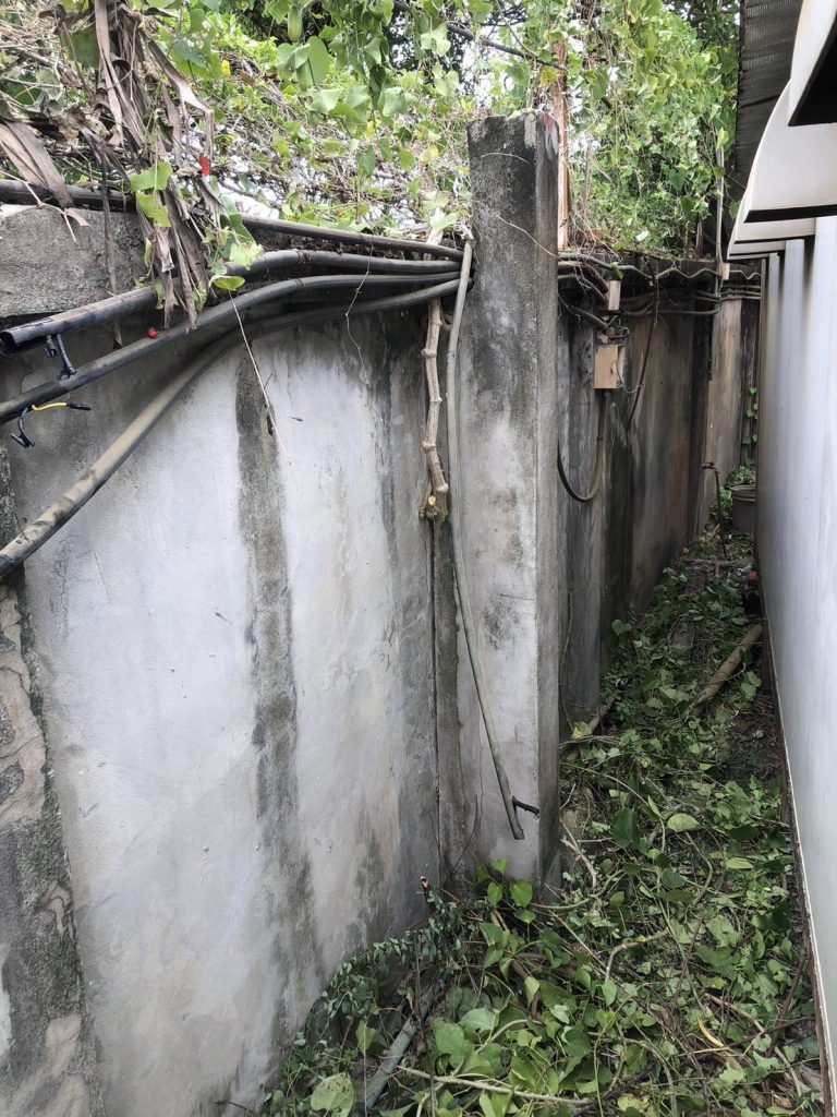 แนวสายไฟที่เสียหายจากไฟไหม้