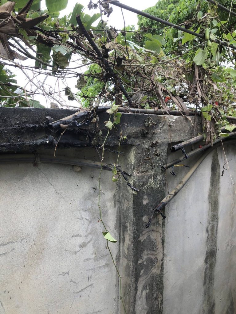 แนวสายไฟที่เสียหายจากไฟไหม้