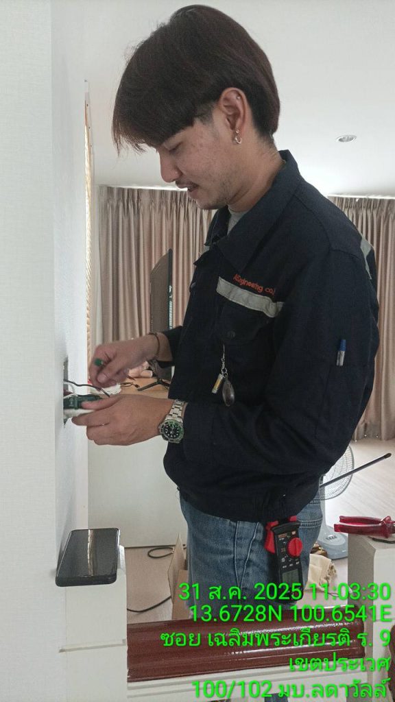 ช่างไฟฟ้ารื้อปลั๊กเช็กสายไฟ