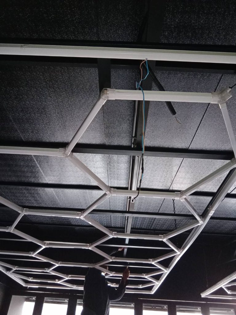 งานติดตั้งหลอดไฟ