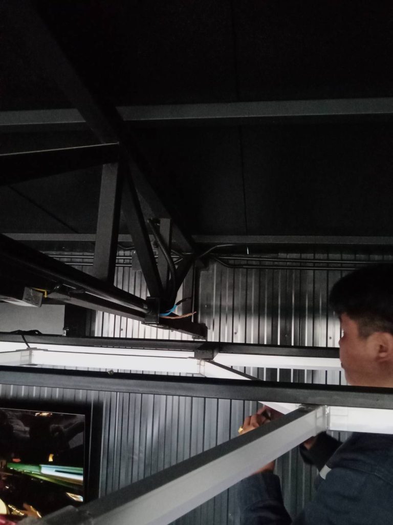 งานติดตั้งหลอดไฟ