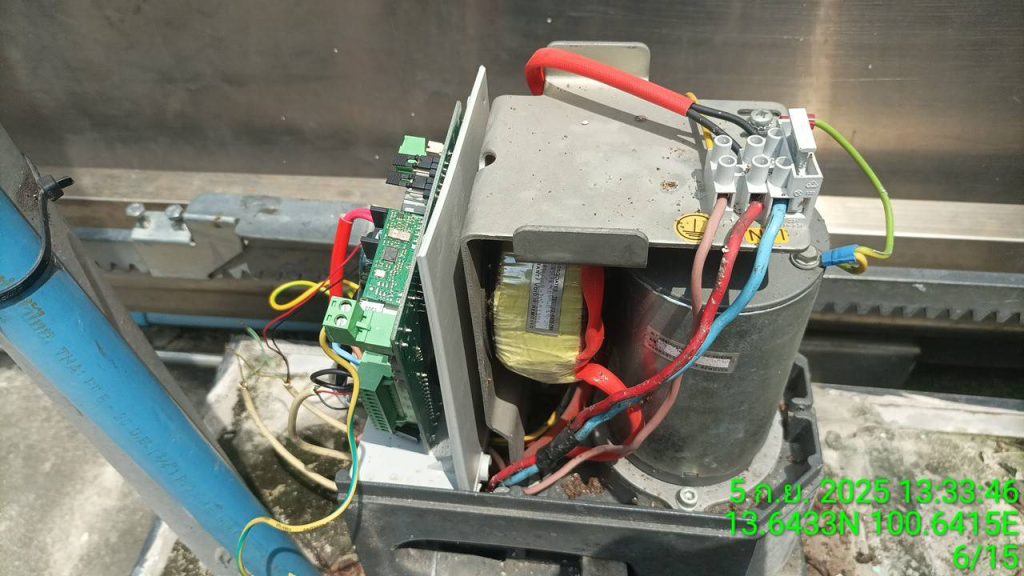 ช่างไฟฟ้าตรวจเช็กมอเตอร์ประตูรีโมท