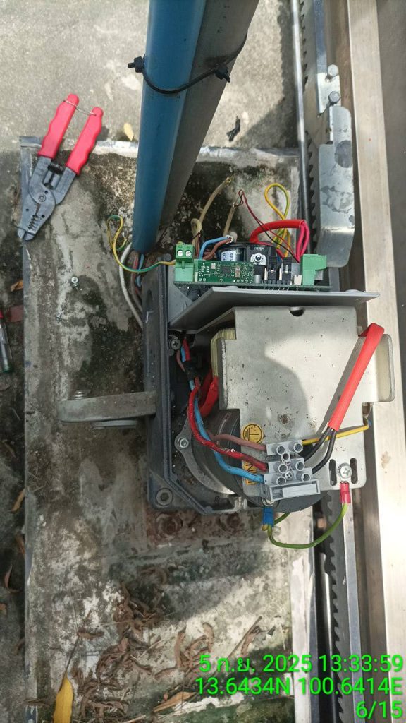 ช่างไฟฟ้าตรวจเช็กมอเตอร์ประตูรีโมท