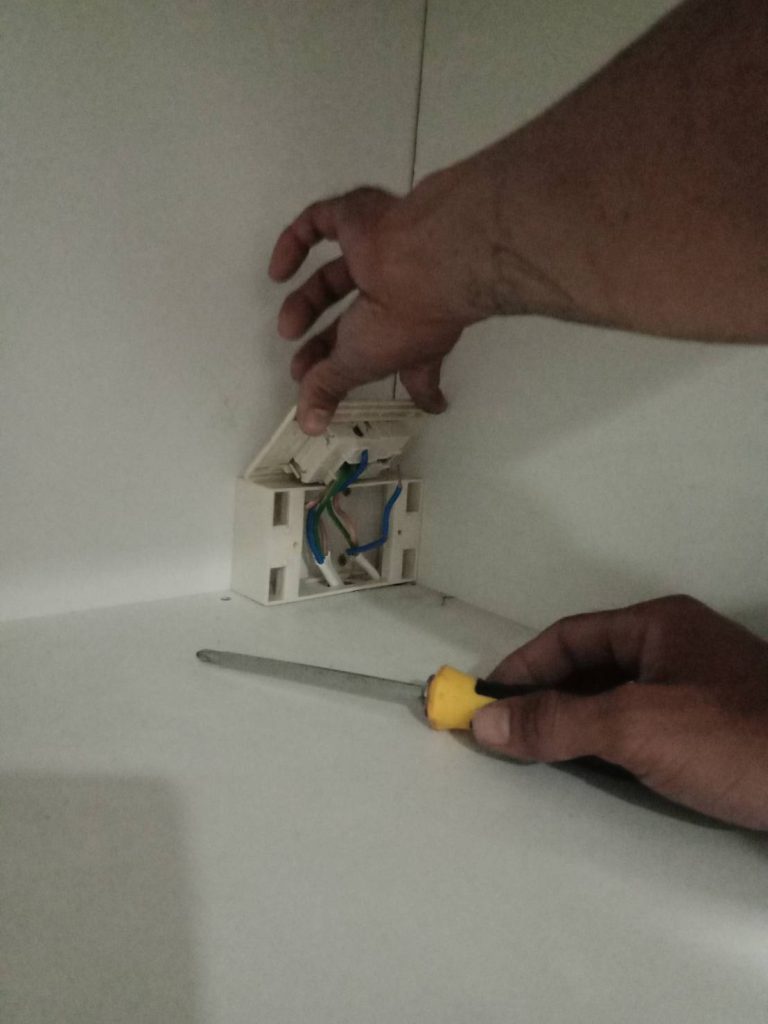 เดินสายปลั๊กไฟใหม่