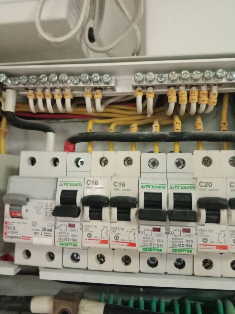 ติดตั้งตู้คอนซูมเมอร์ยูนิต