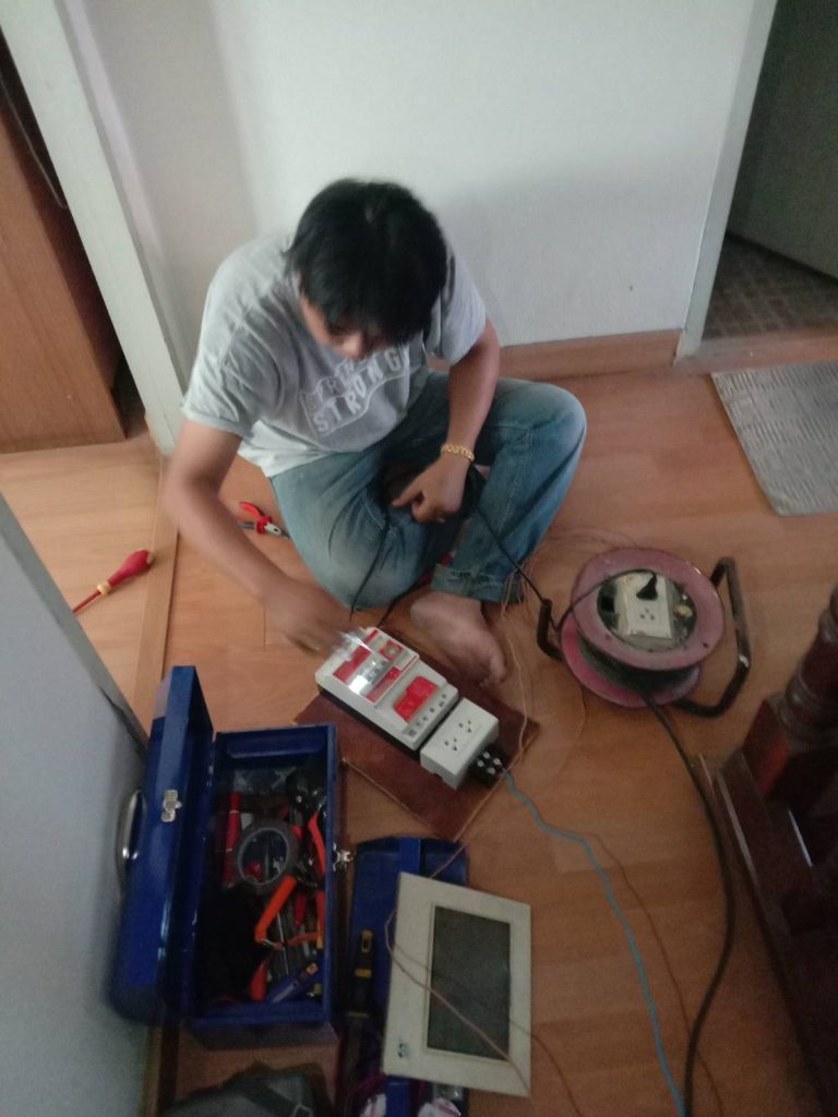 ช่างกำลังตรวจสอบระบบไฟ
