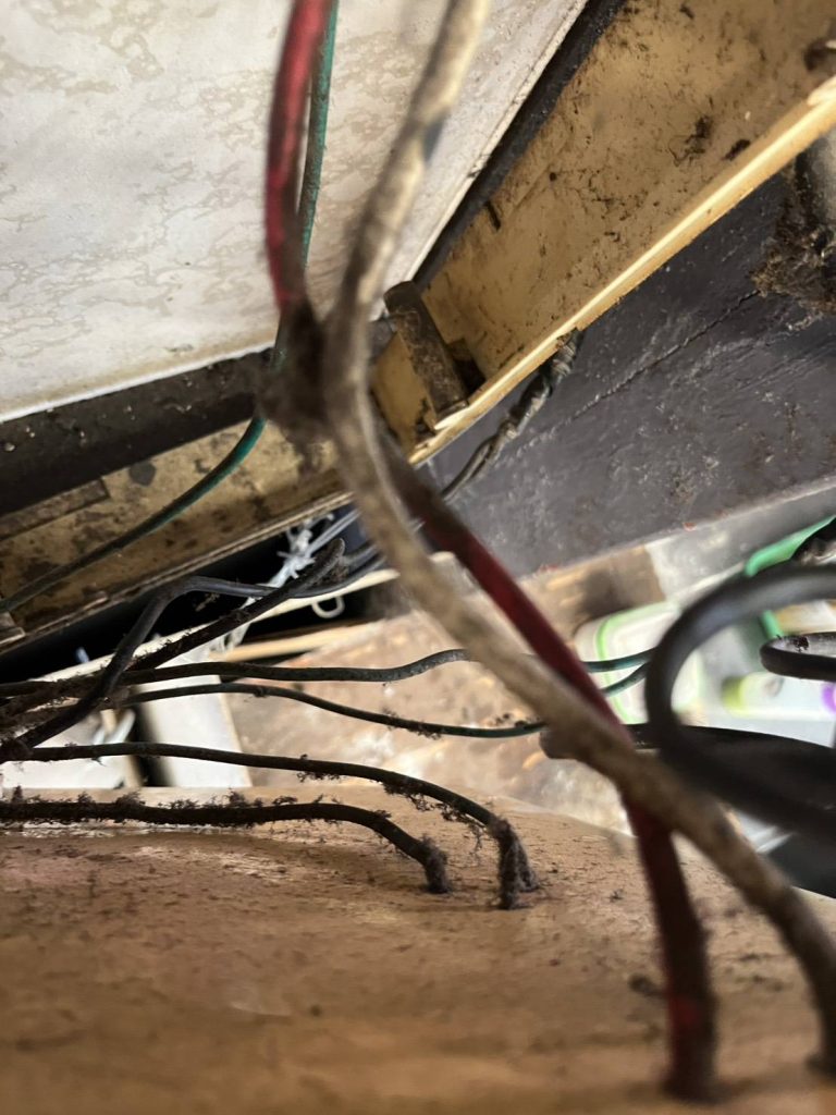 สายไฟในตู้ไฟที่ไม่ได้รับการบำรุงรักษามีฝุ่นเกาะหนา