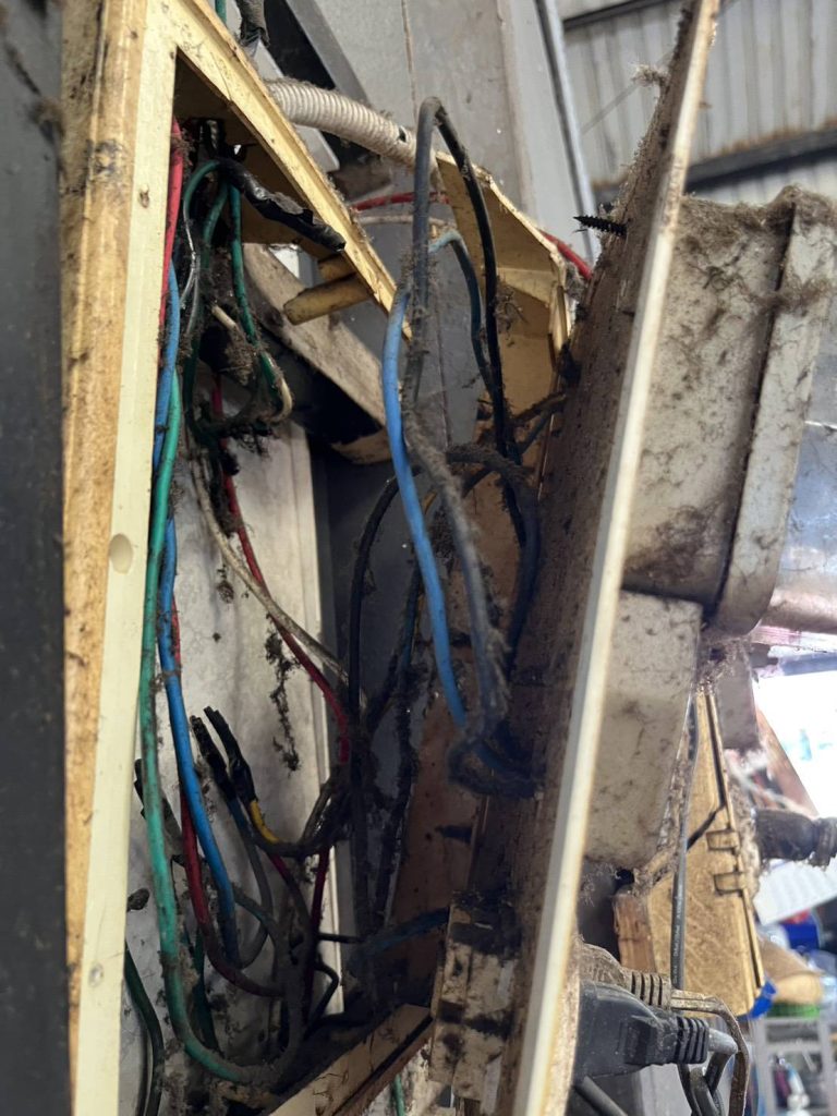 การต่อสายไฟยุ่งเหยิงมีฝุ่นสะสม