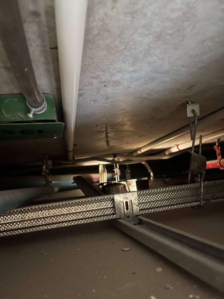 งานเดินท่อร้อยสายไฟใต้ฝ้า