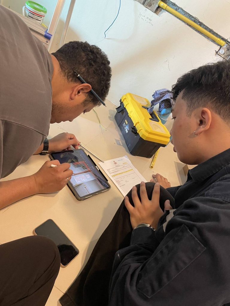 ทีมช่างกำลังตรวจสอบและวางแผนการเดินสายไฟ