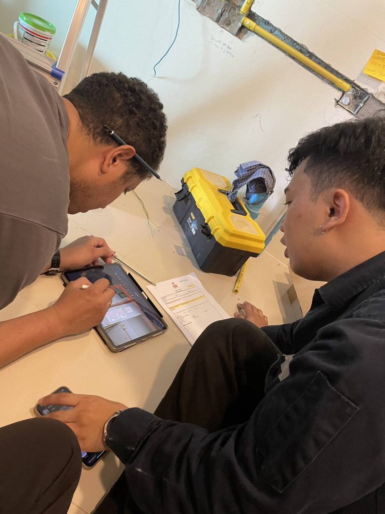 ทีมช่างกำลังตรวจสอบและวางแผนการเดินสายไฟ