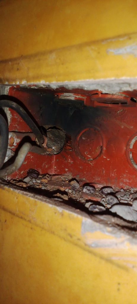 สายในปลั๊กไฟที่มีรอยไหม้