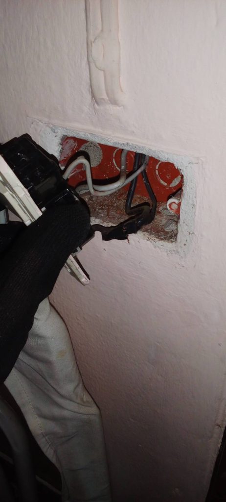 ตวรจสอบการประกอบของปลั๊กไฟ