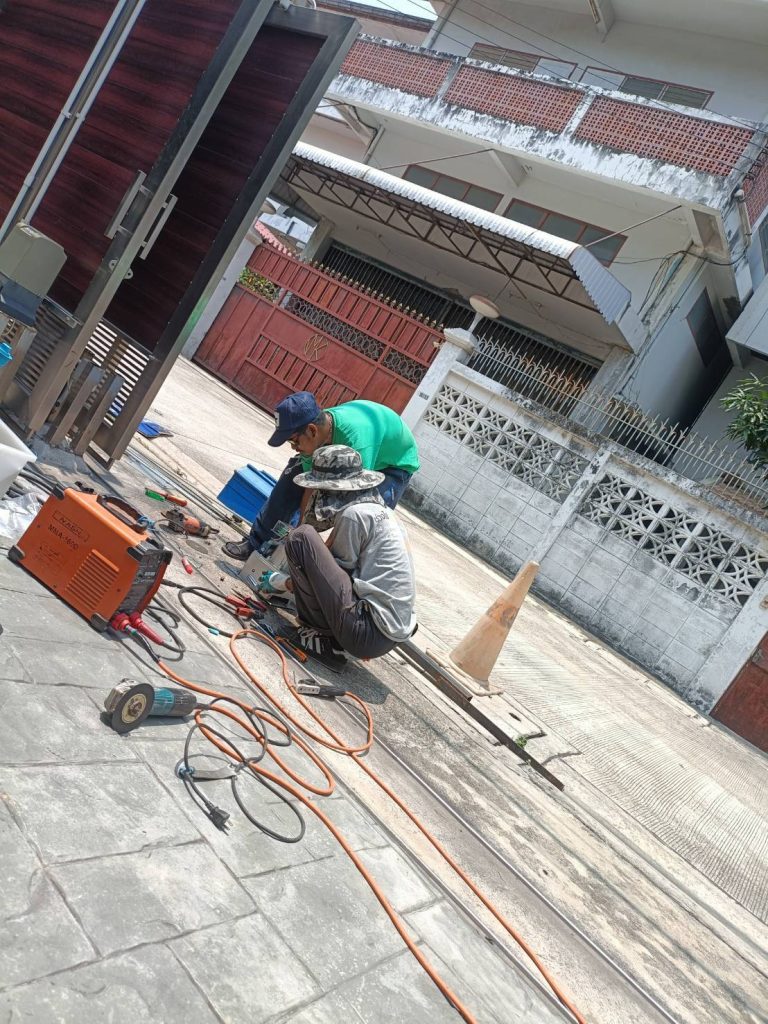 ช่างทำการติดตั้งประตูรีโมท