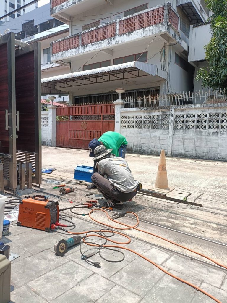 ช่างทำการติดตั้งประตูรีโมท