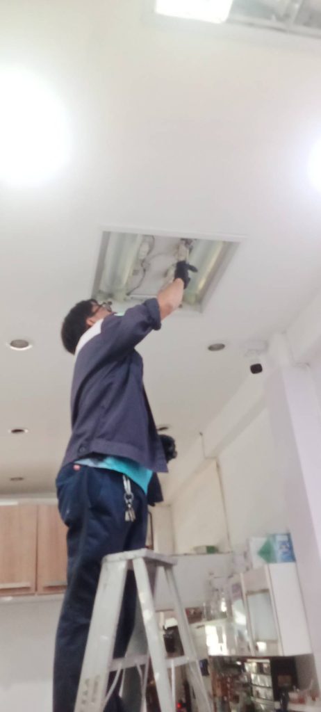 ตรวจสอบจุดจ่ายไฟของหลอดไฟ fluorescent