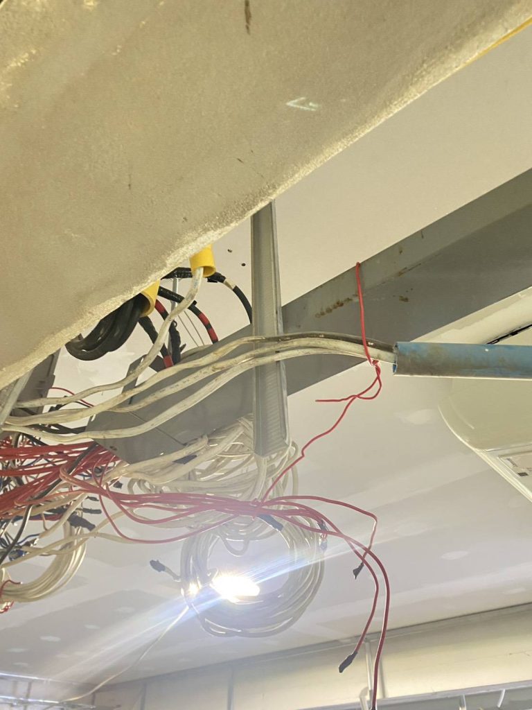 สายไฟรอการติดตั้ง