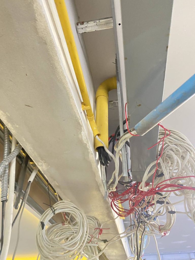 สายไฟรอการติดตั้ง