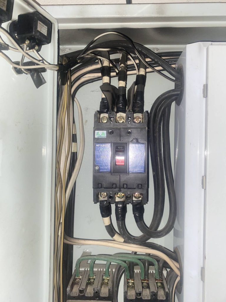 เมนเบรกเกอร์