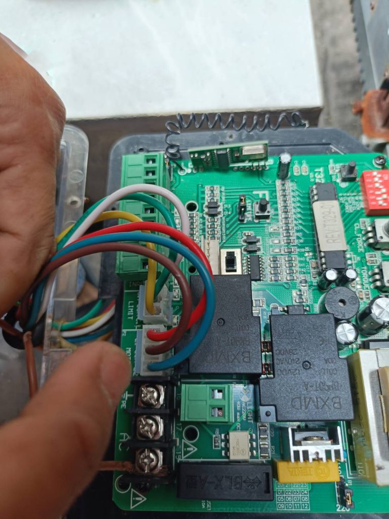 ตรวจเช็กแผงวงจรมอเตอร์ประตู