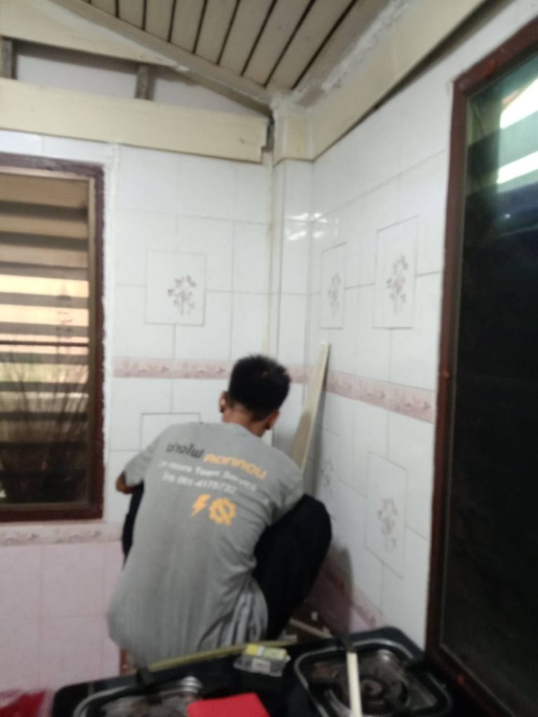 ช่างไฟกำลังซ่อมไฟ