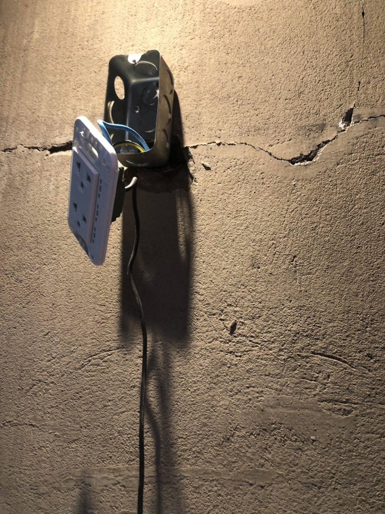 รื้อปลั๊กเช็กสายไฟ