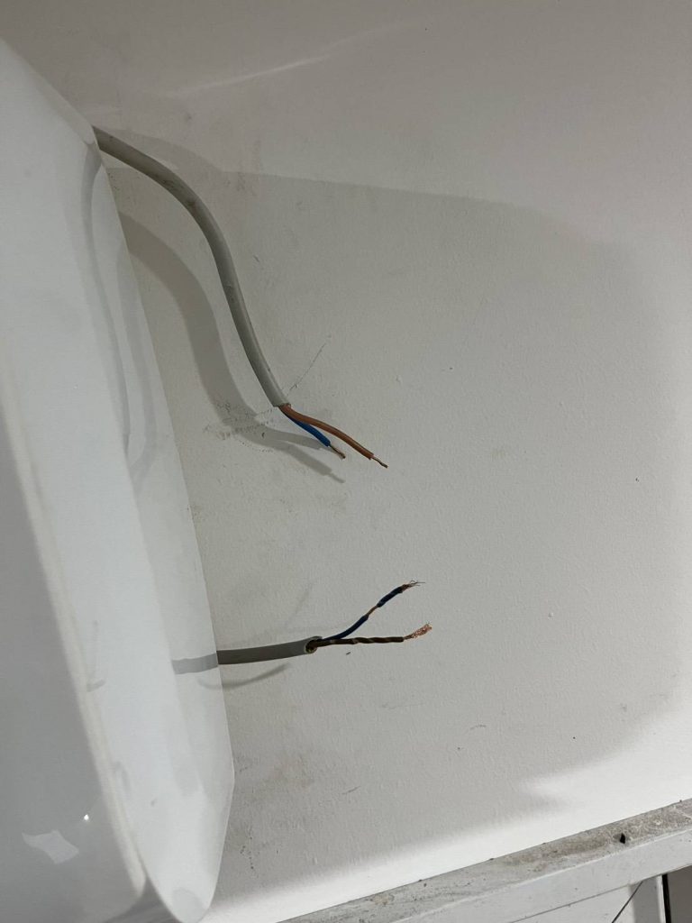 สายไฟรอการเชื่อมต่อ