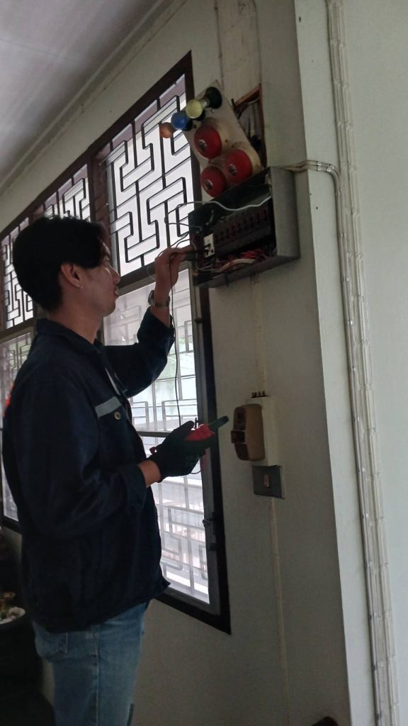 ช่างทำการตรวจเช็กตู้คอนซูมเมอร์