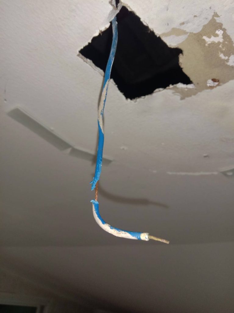 สายไฟชำรุด