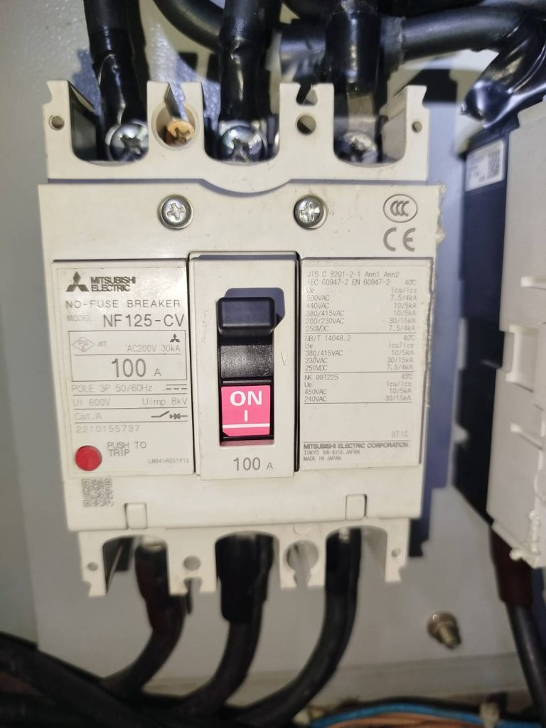 เมนเบรกเกอร์