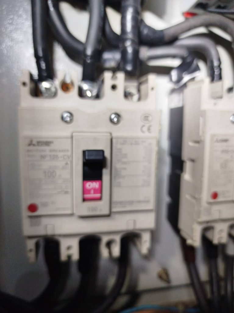 เมนเบรกเกอร์