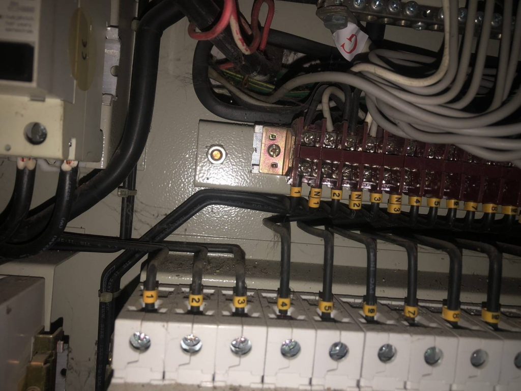 สายไฟในตู้โหลดเซ็นเตอร์