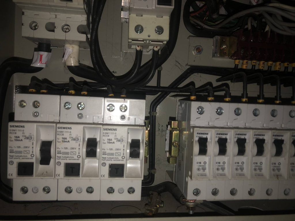 เบรกเกอร์