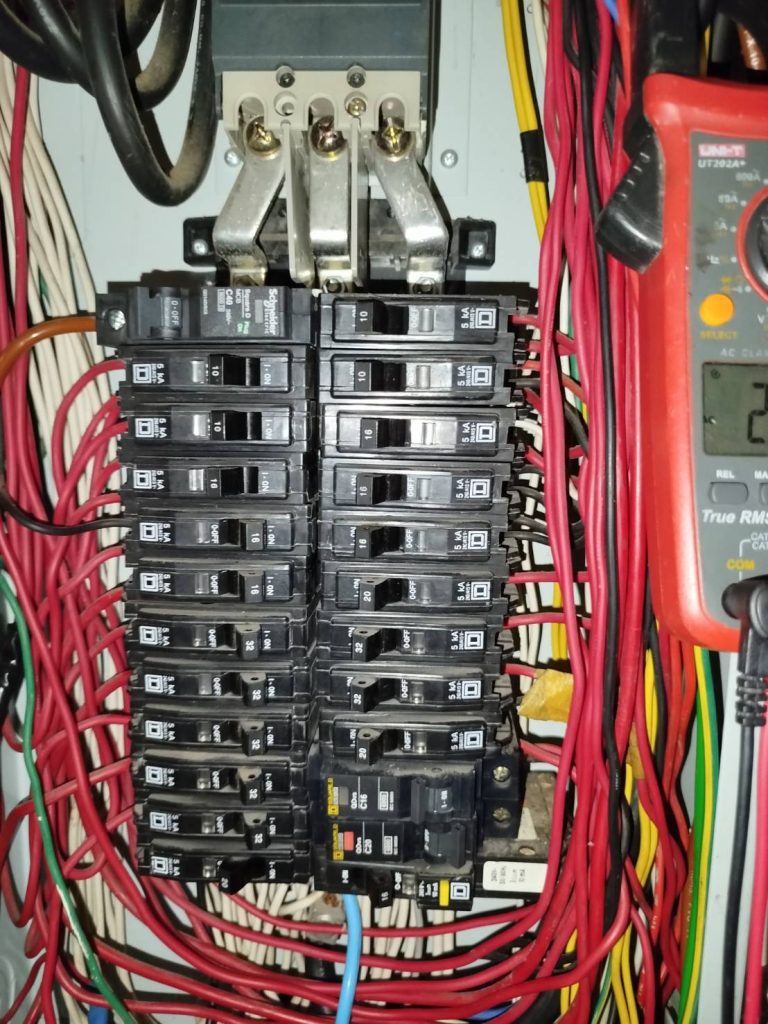 เบรกเกอร์ในตู้โหลดเซ็นเตอร์