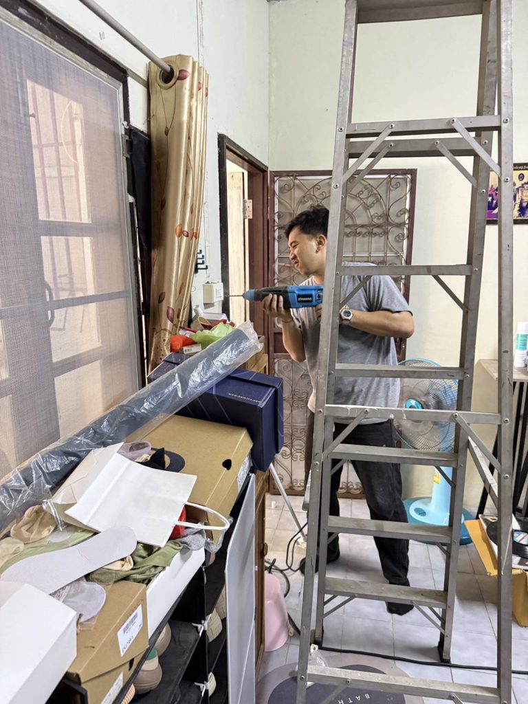 เจาะผนังติดตั้งปลั๊ก