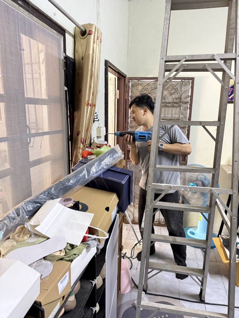 เจาะผนังติดตั้งปลั๊ก