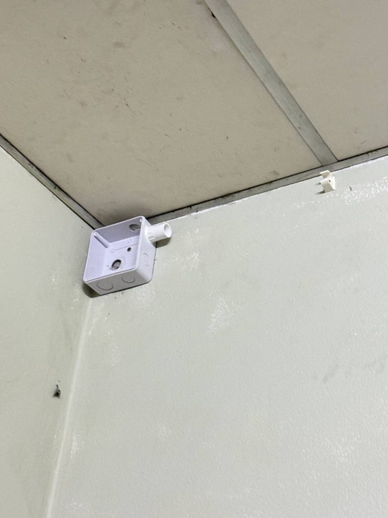 ติดตั้งกล่องพักสายไฟ