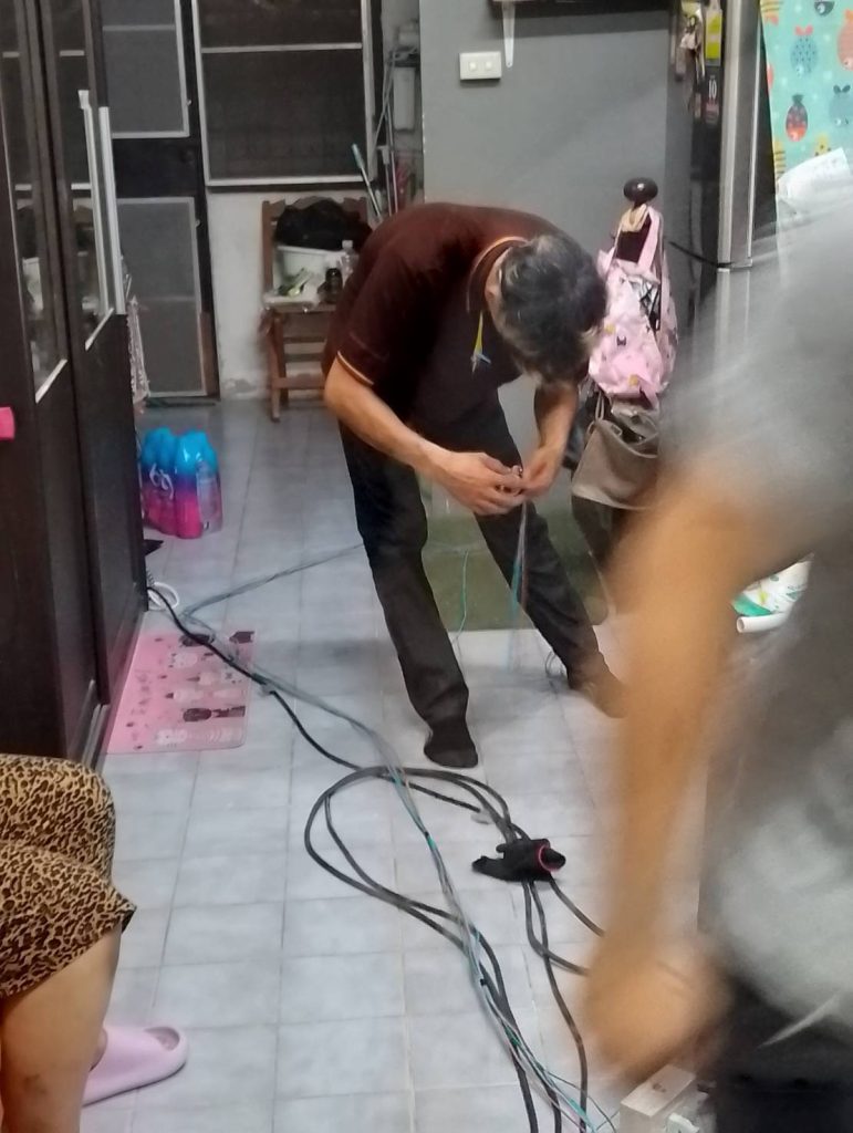 งานเดินท่อร้อยสายติดตั้งปลั๊กไฟ