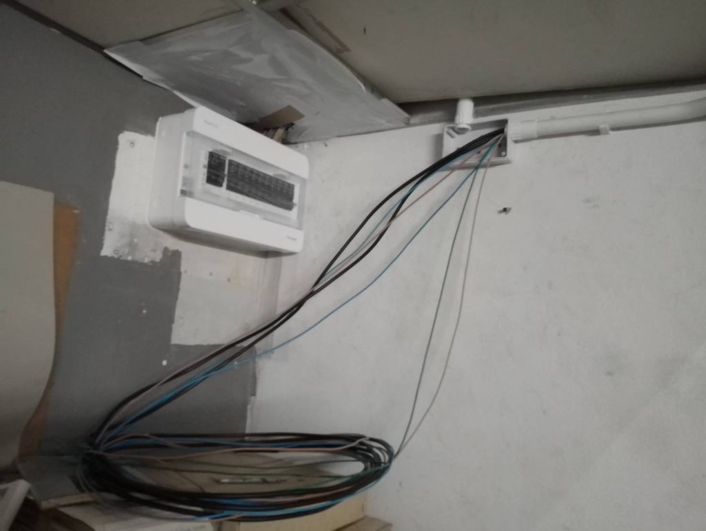 งานเดินท่อร้อยสายติดตั้งระบบไฟ