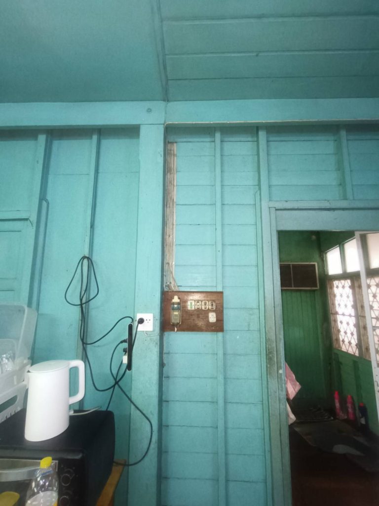 แผงสวิตช์ไฟเก่า