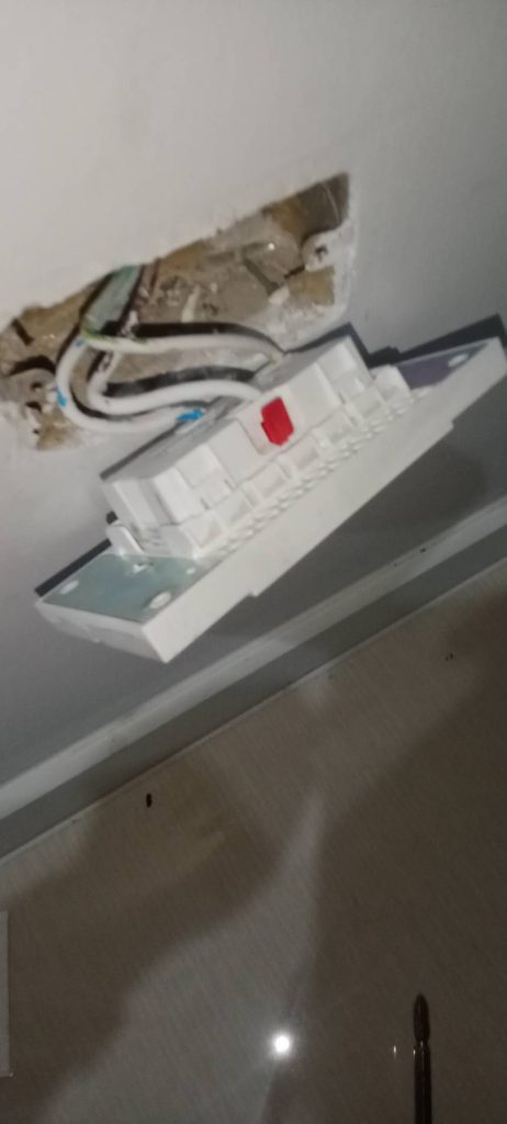 รื้อปลั๊กเช็กสายไฟ