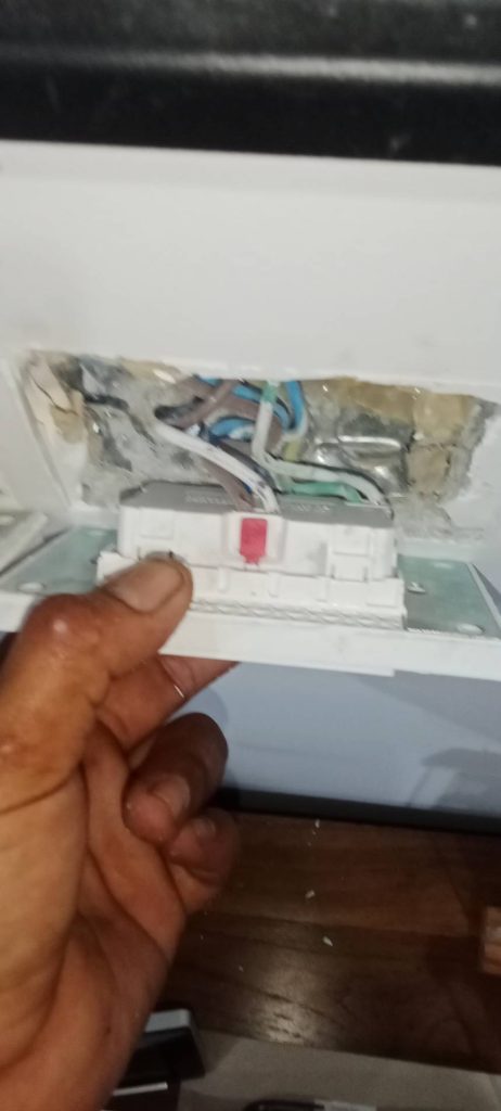 รื้อปลั๊กหาจุดช็อต