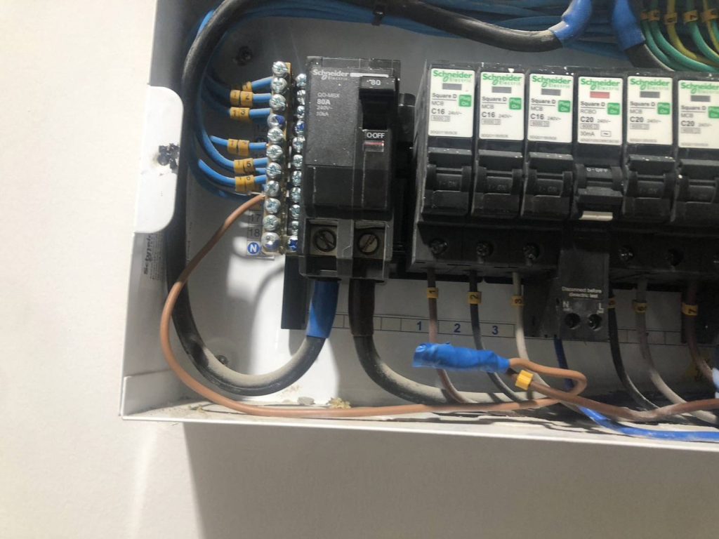 เมนเบรกเกอร์