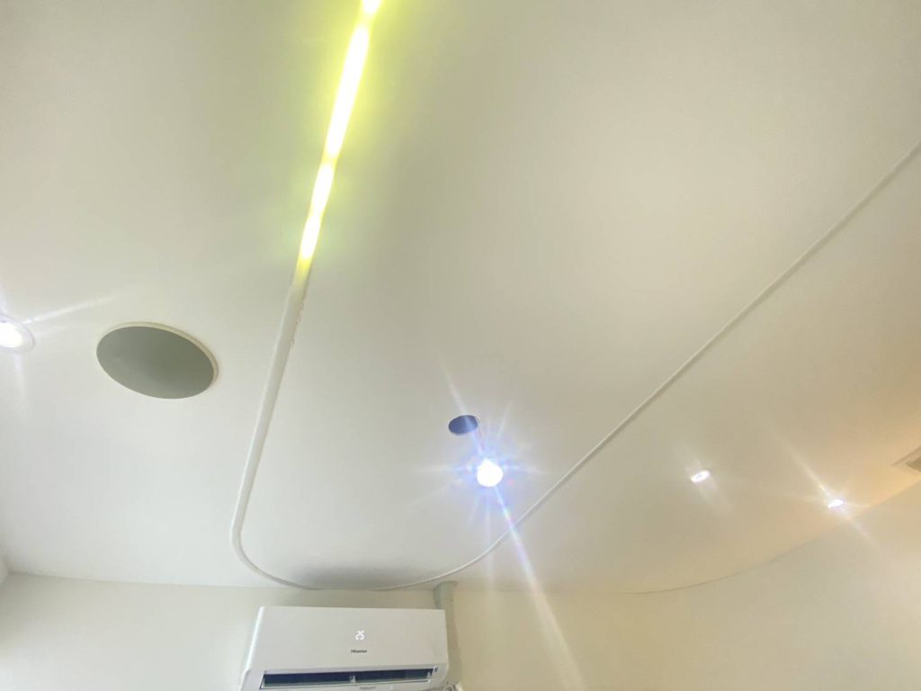 ไฟเส้น LED พร้อมรางครอบสายไฟติดตั้งบนเพดาน