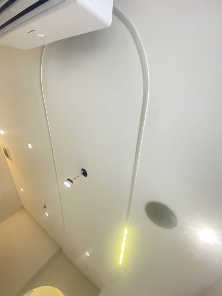 ไฟเส้น LED พร้อมรางครอบสายไฟติดตั้งบนเพดาน
