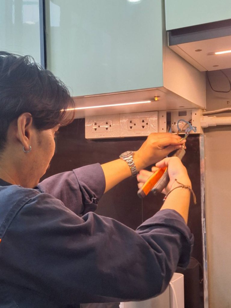 ซ่อมปลั๊กไฟ