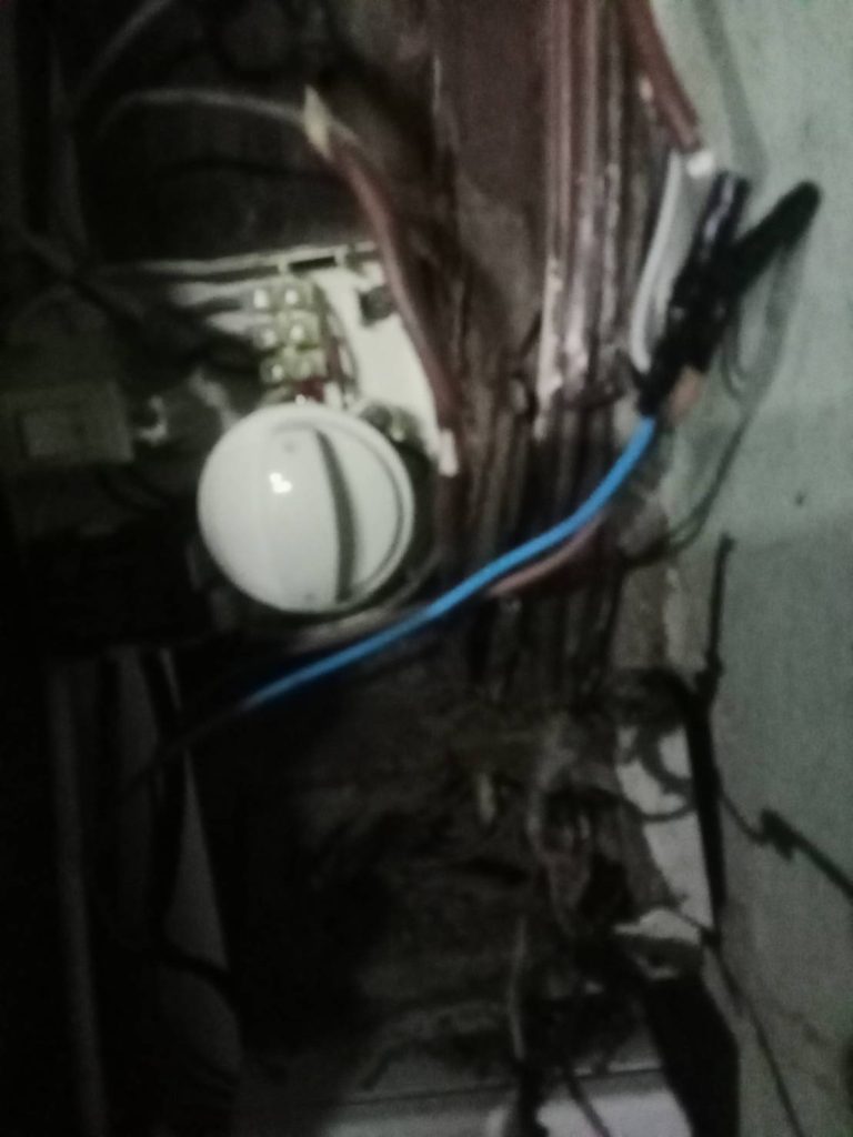 ปลั๊กไฟเก่าที่ปลวกเข้าไปทำรังเสี่ยงช็อตไหม้